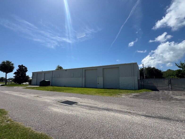 2430 S Nova Rd, Daytona Beach, FL à louer - Photo de l’immeuble – Image 3 sur 8