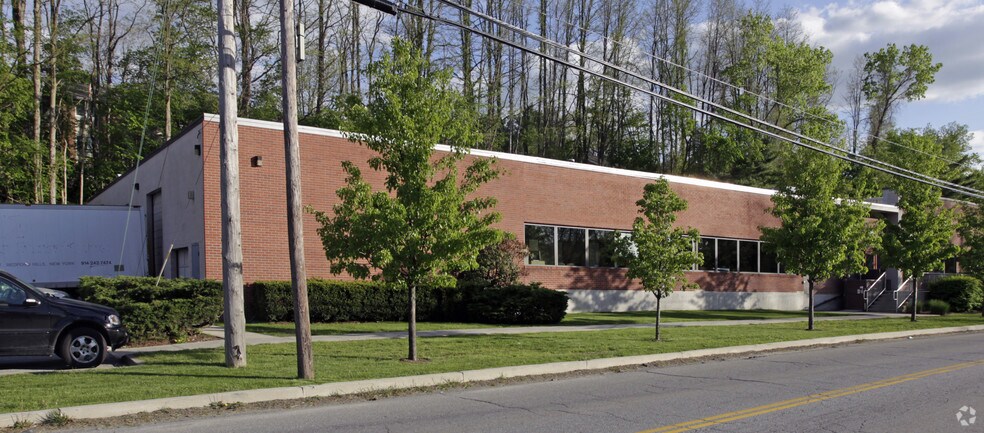 333 Adams St, Bedford Hills, NY à louer - Photo de l’immeuble – Image 3 sur 11