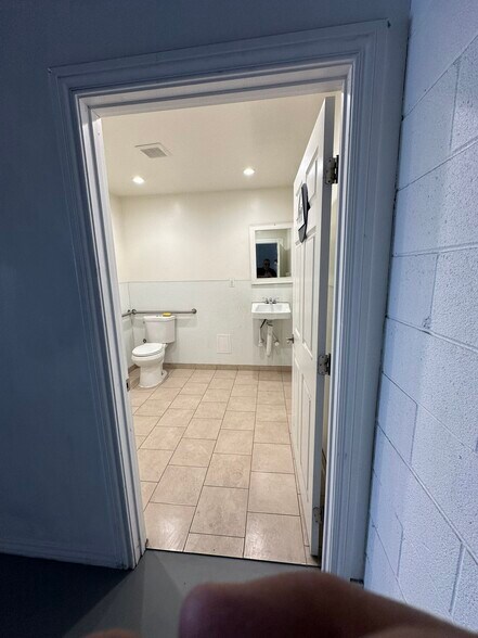 20920-20930 Lassen St, Chatsworth, CA à louer - Photo intérieure – Image 3 sur 4