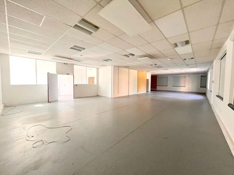 Local d'activités dans Montigny-le-Bretonneux à vendre - Photo de l’immeuble – Image 2 sur 14