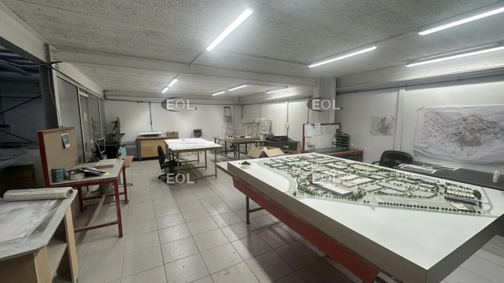 Local d'activités dans Saint-Thibault-des-Vignes à vendre - Photo de l’immeuble – Image 2 sur 12