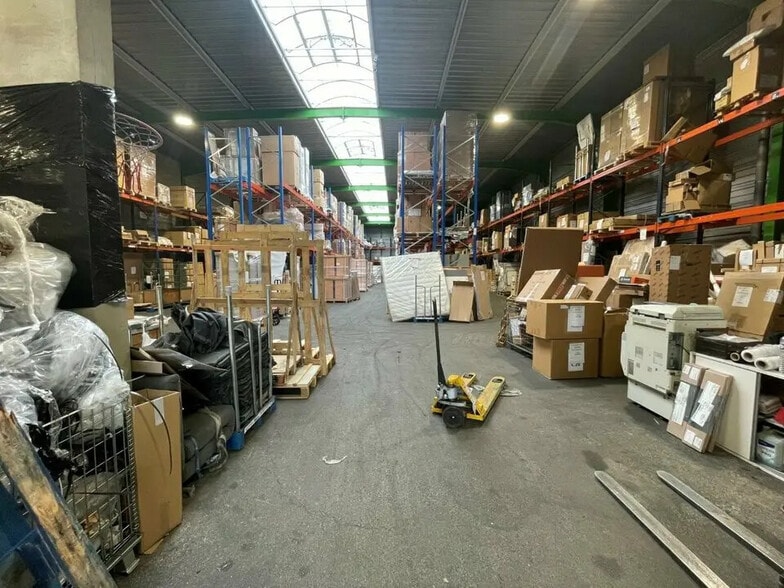 Local d’activités dans Genas à louer - Photo de l’immeuble – Image 3 sur 12