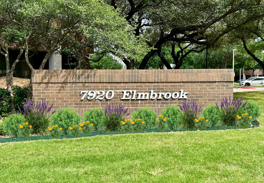 7920 Elmbrook Dr, Dallas, TX à louer - Photo de l’immeuble – Image 2 sur 39