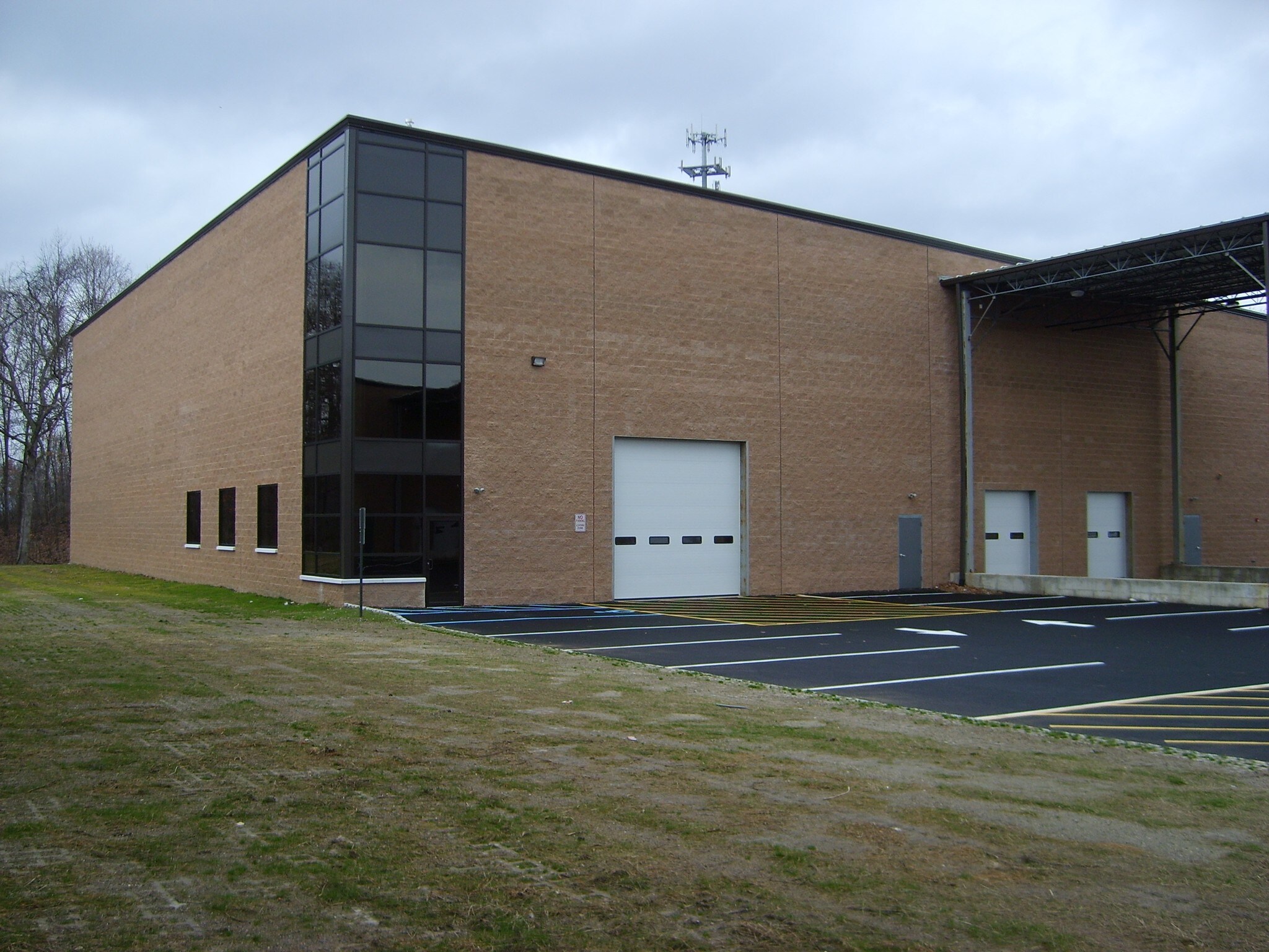 16 Wright Way, Oakland, NJ à louer Photo principale– Image 1 sur 10