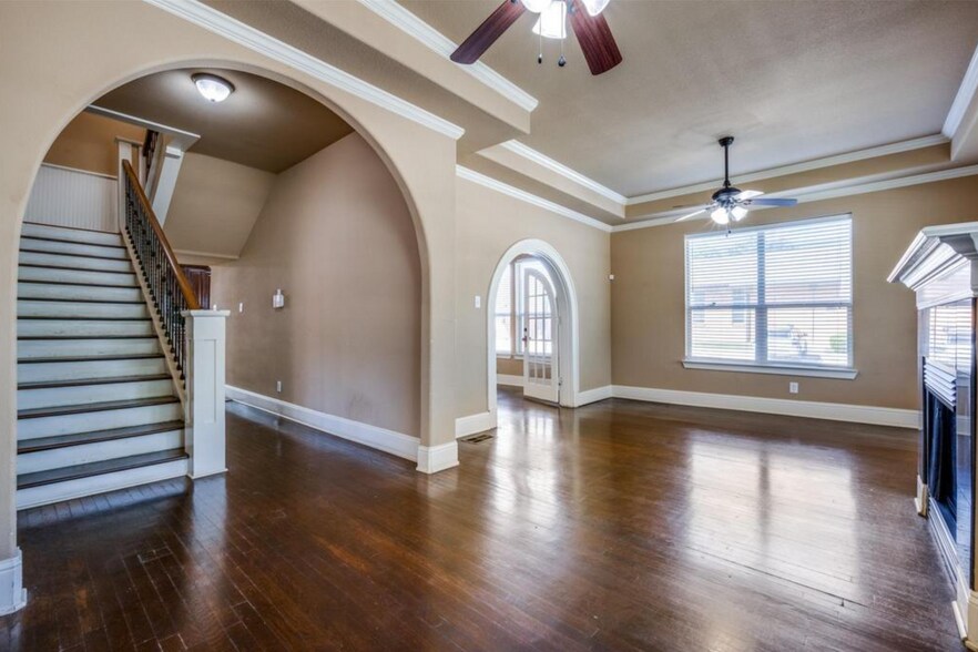 1117 N Elm St, Denton, TX à louer - Photo intérieure – Image 2 sur 25