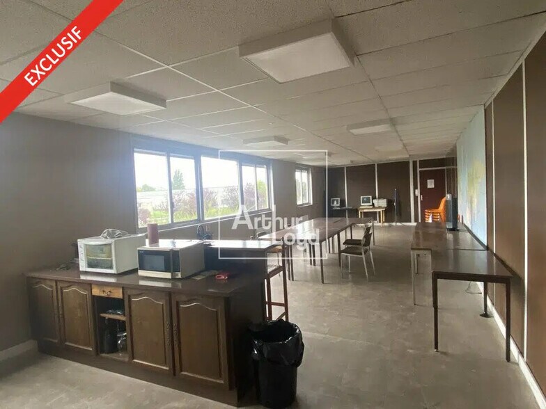 Local d'activités dans La Grande-Paroisse à vendre - Photo de l’immeuble – Image 3 sur 4