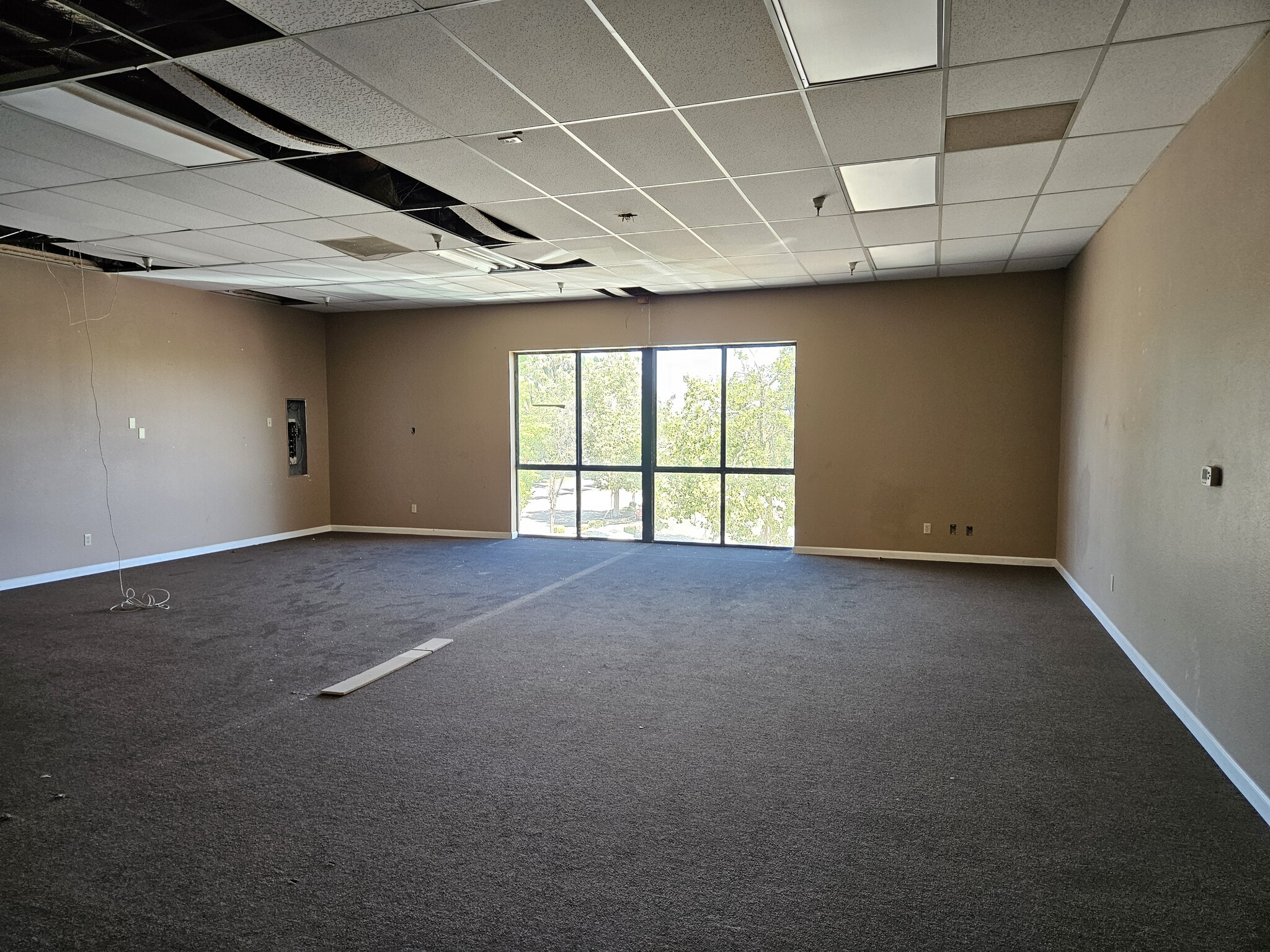 1110 W Kettleman Ln, Lodi, CA à louer Photo intérieure– Image 1 sur 3