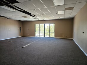 1110 W Kettleman Ln, Lodi, CA à louer Photo intérieure– Image 1 sur 3