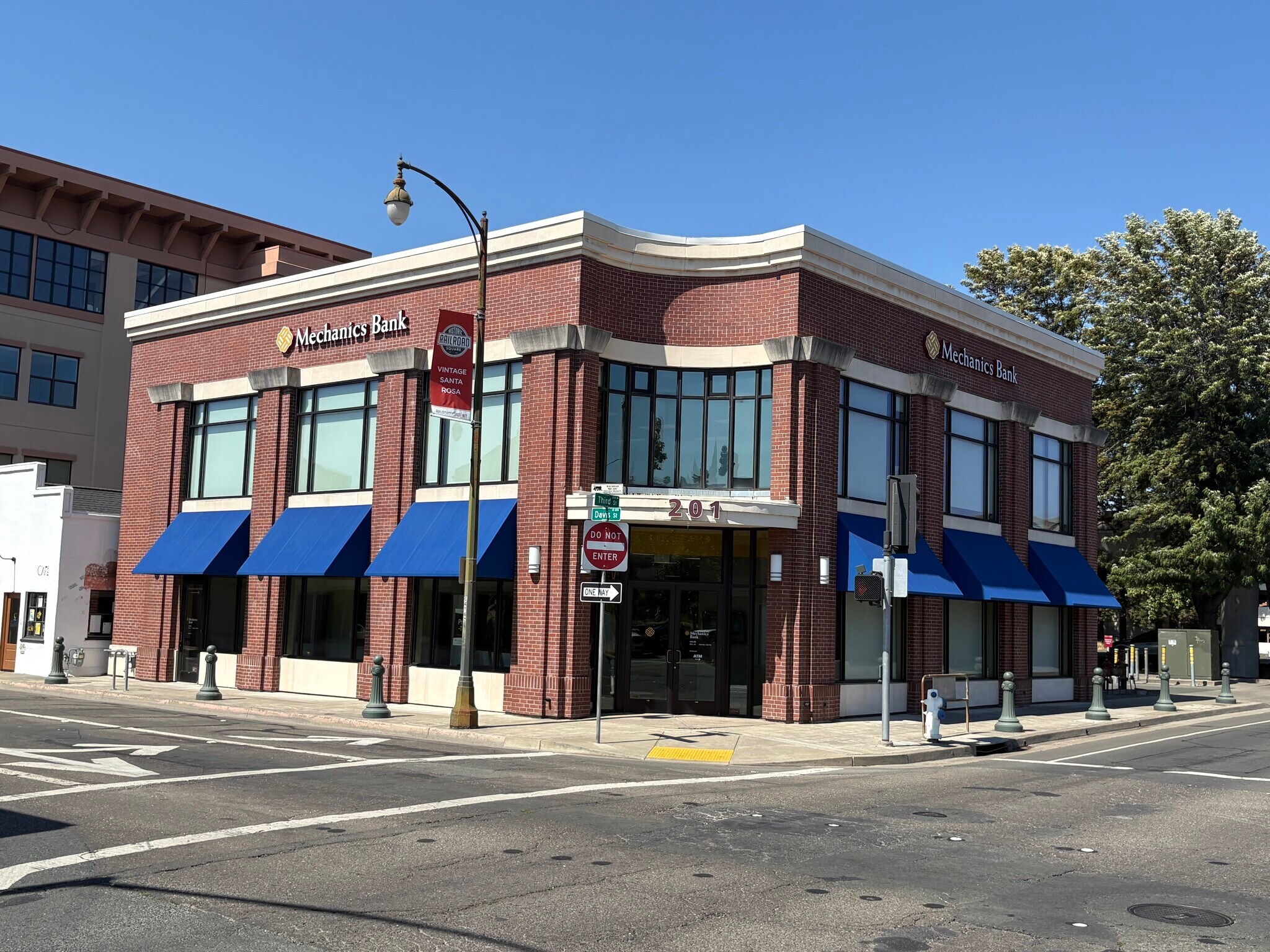 201 3rd St, Santa Rosa, CA à louer Photo principale– Image 1 sur 6