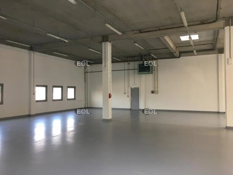 Local d’activités dans Villeneuve-la-Garenne à louer - Photo de l’immeuble – Image 3 sur 6