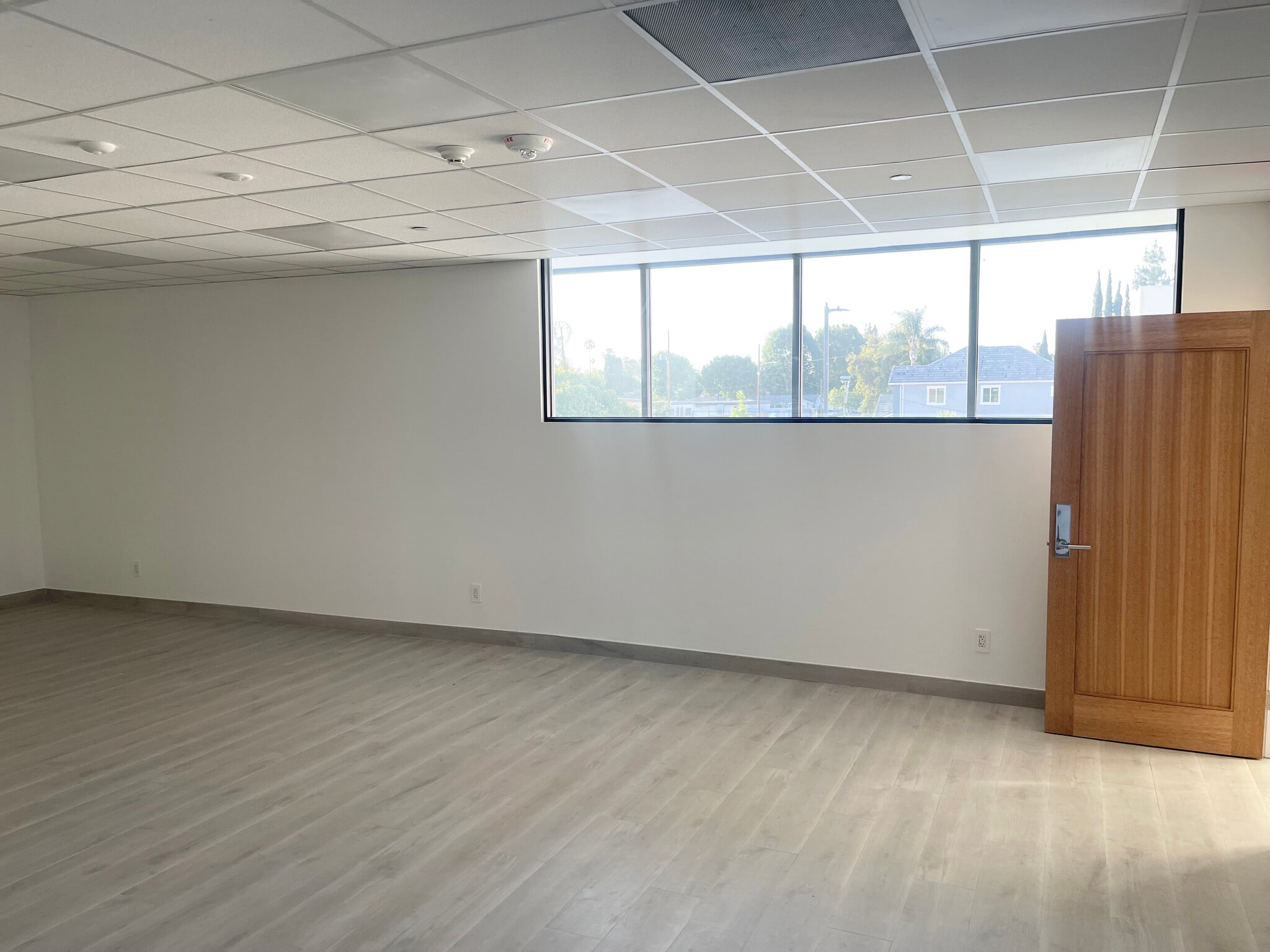 15721 Vanowen St, Van Nuys, CA à louer Photo de l’immeuble– Image 1 sur 3