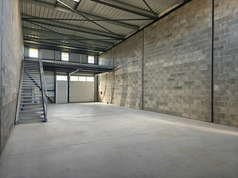 Local d'activités dans Ustaritz à vendre - Photo de l’immeuble – Image 2 sur 5