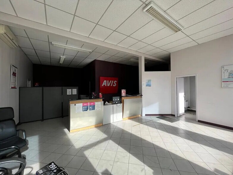 Local d’activités dans Roanne à louer - Photo de l’immeuble – Image 2 sur 5