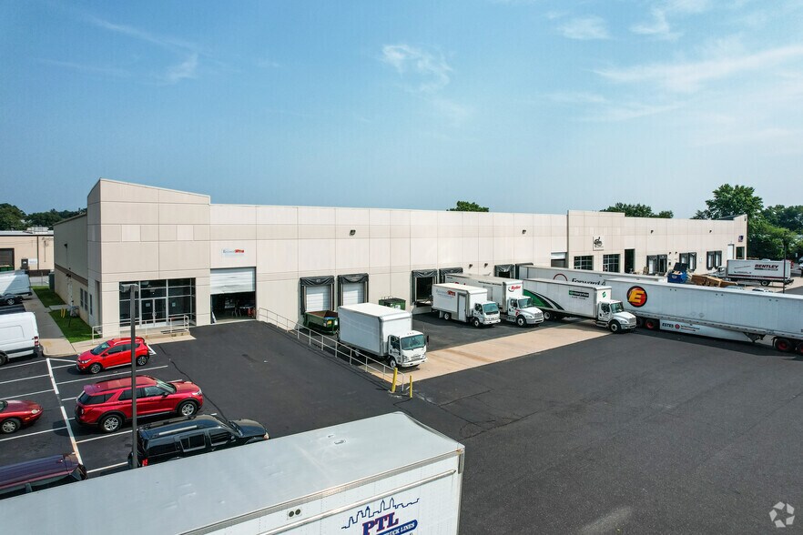 525 Kaiser Dr, Folcroft, PA à louer - Photo de l’immeuble – Image 2 sur 3