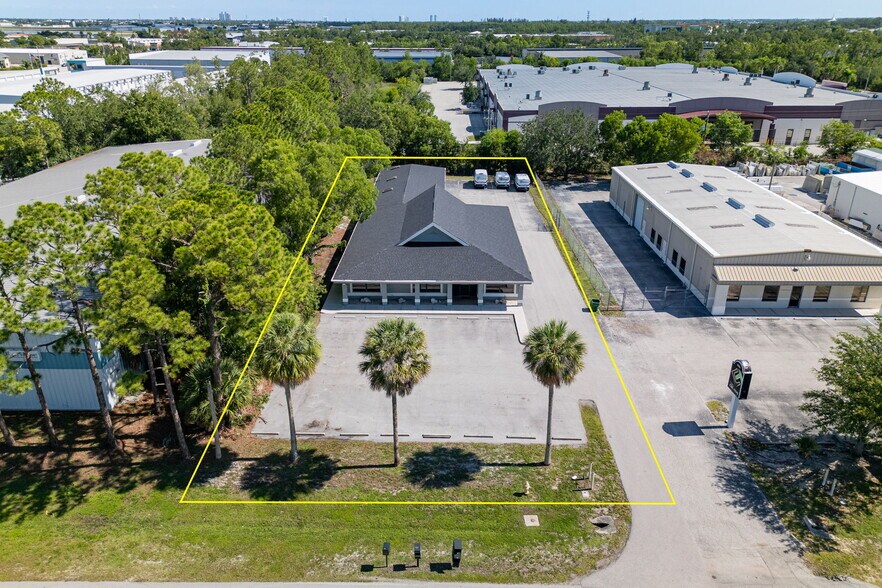 6241 Arc Way, Fort Myers, FL à vendre - Photo de l’immeuble – Image 3 sur 42