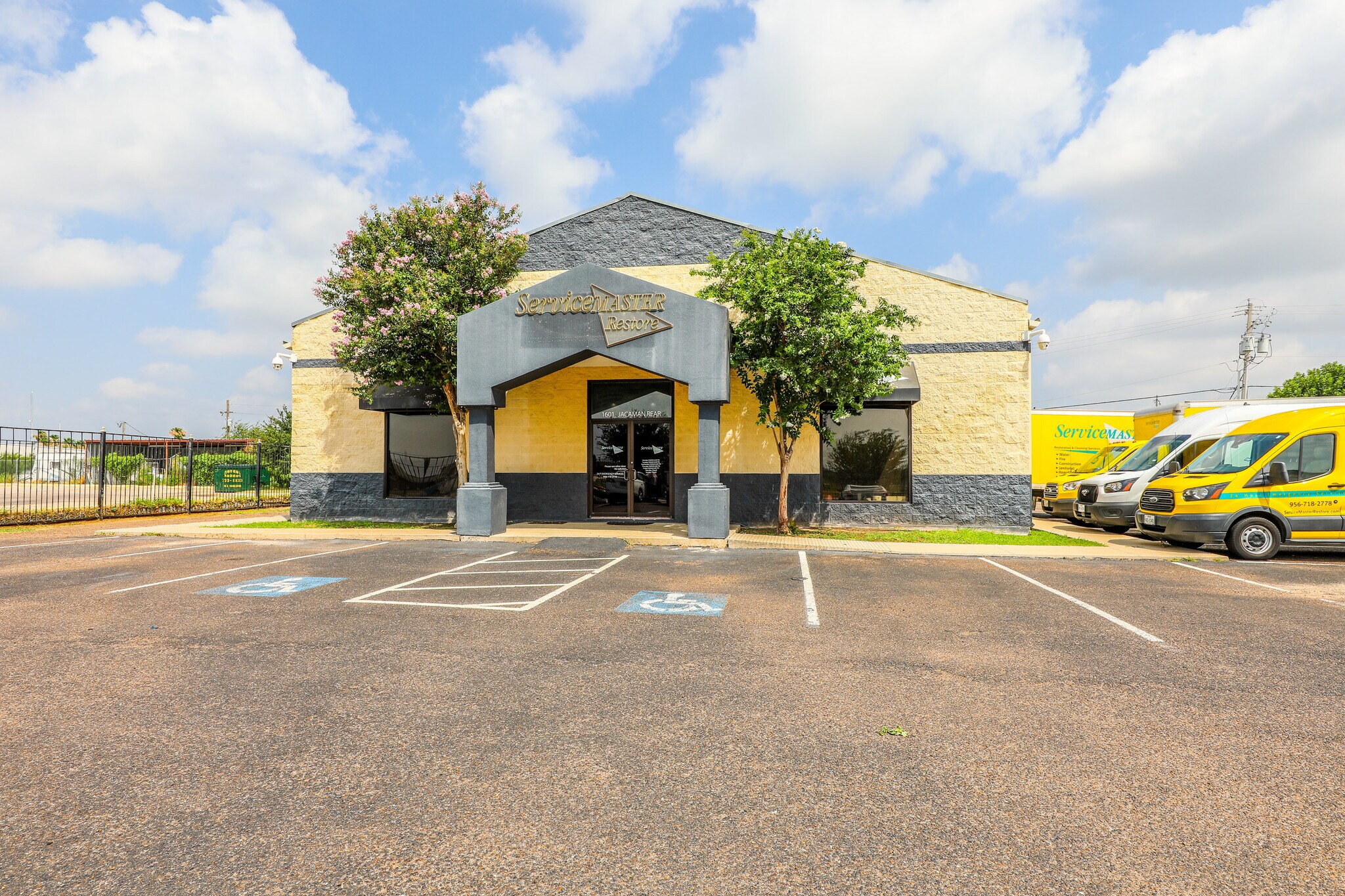 1601 Jacaman Rd, Laredo, TX à vendre Photo de l’immeuble– Image 1 sur 5