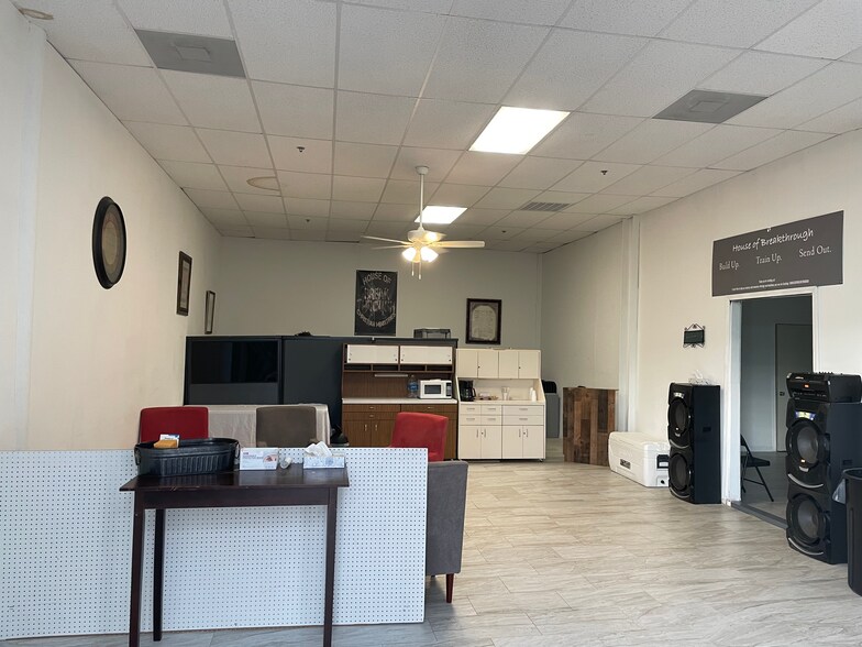 6140 N Sam Houston Pky W, Houston, TX à louer - Photo intérieure – Image 3 sur 11