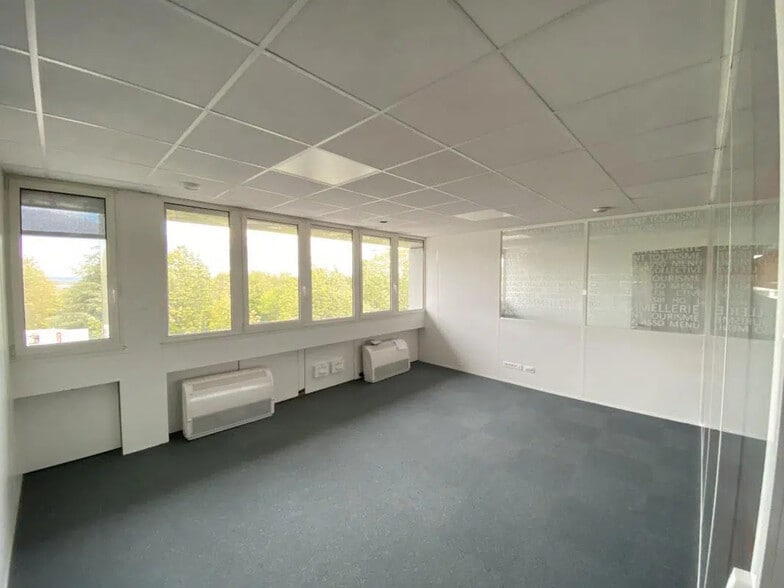 2-4 Rue Colonel Chambonnet, Bron à louer - Photo de l’immeuble – Image 3 sur 20