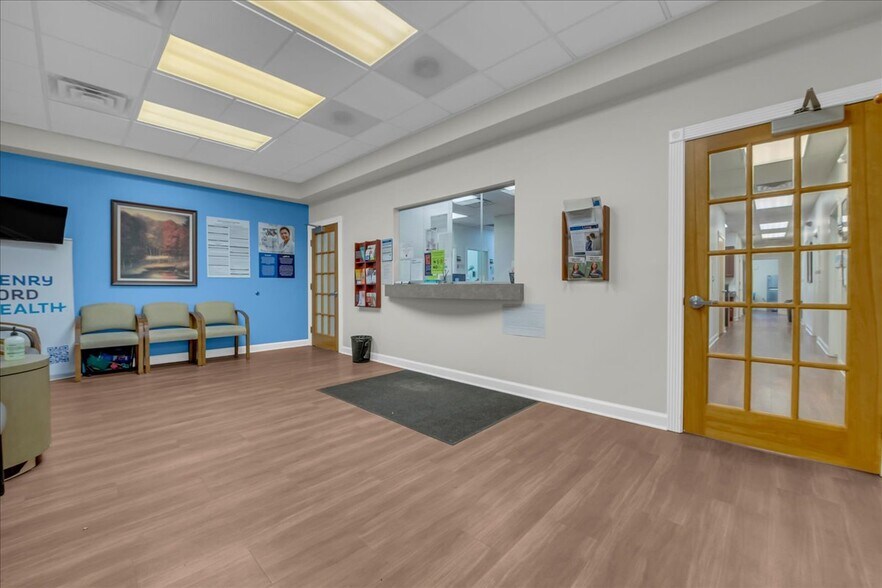 1050 Corporate Office Dr, Milford, MI à vendre - Photo de l’immeuble – Image 2 sur 13