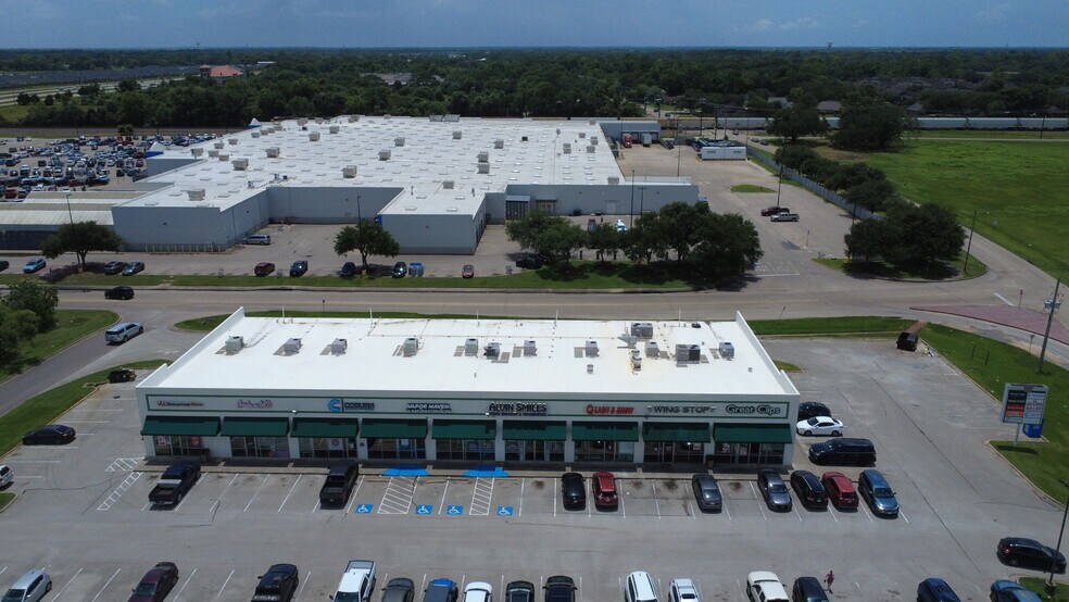 173 Tovera Rd, Alvin, TX à louer - Photo de l’immeuble – Image 1 sur 5
