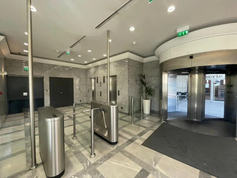 Bureau dans Charenton-le-Pont à louer - Hall d’entrée – Image 2 sur 9