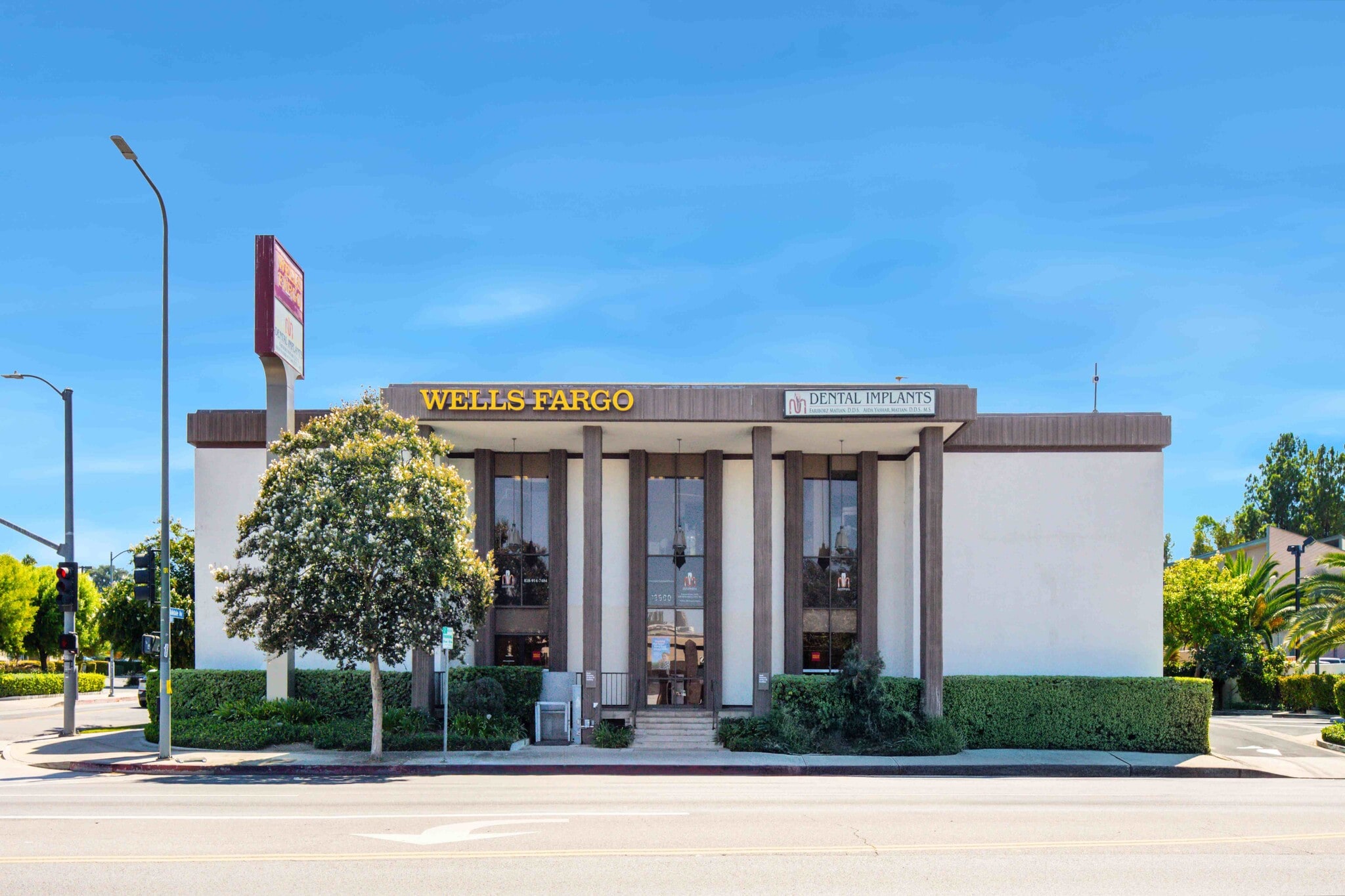 19900 Ventura Blvd, Woodland Hills, CA à louer Photo de l’immeuble– Image 1 sur 7