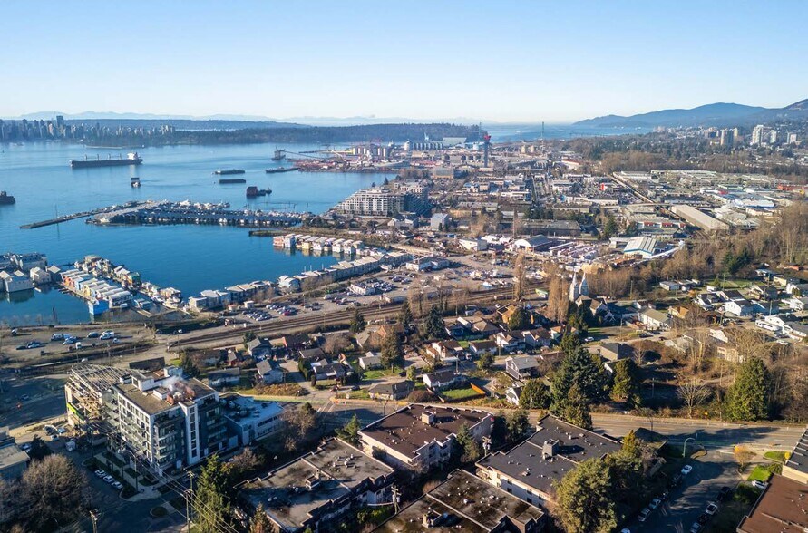 326 West 1st St, North Vancouver, BC à vendre - Photo de l’immeuble – Image 3 sur 3