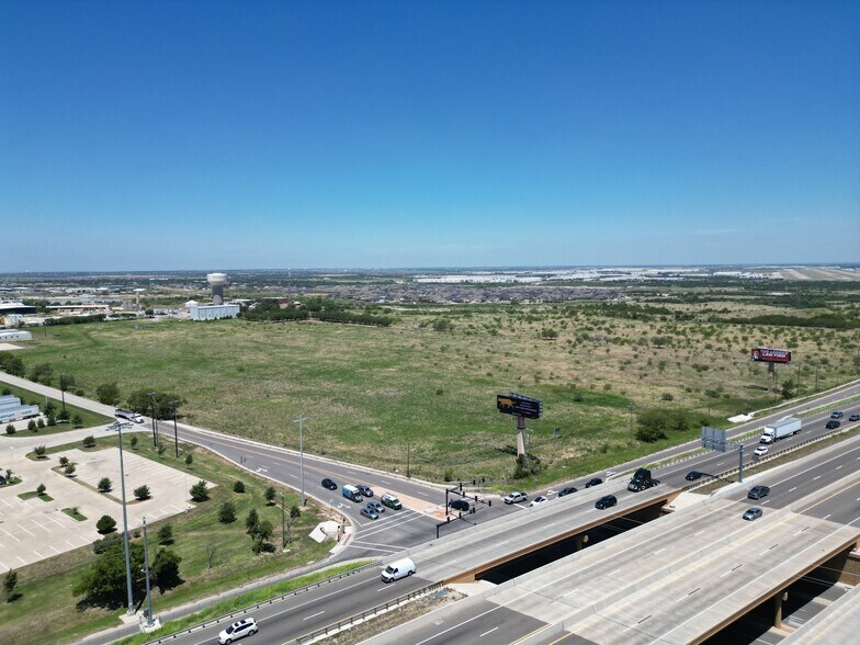 Keller Hicks & IH-35 W, Fort Worth, TX à vendre - Aérien – Image 2 sur 6