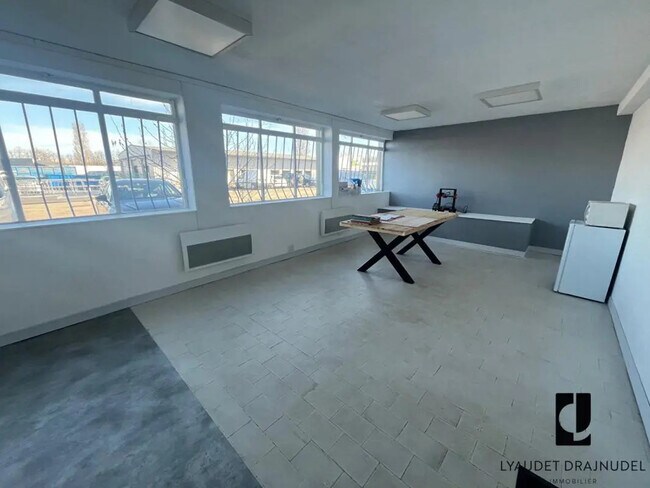 Plus de détails pour Local d'activités à louer