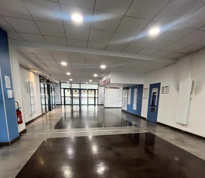 Bureau dans Montigny-le-Bretonneux à vendre - Photo de l’immeuble – Image 2 sur 12