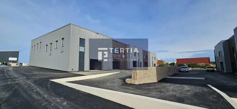 Local d'activités dans Vailhauquès à vendre - Photo de l’immeuble – Image 2 sur 9