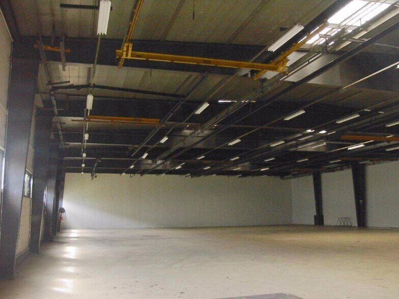 Local d'activités dans Vénissieux à vendre - Photo de l’immeuble – Image 2 sur 6