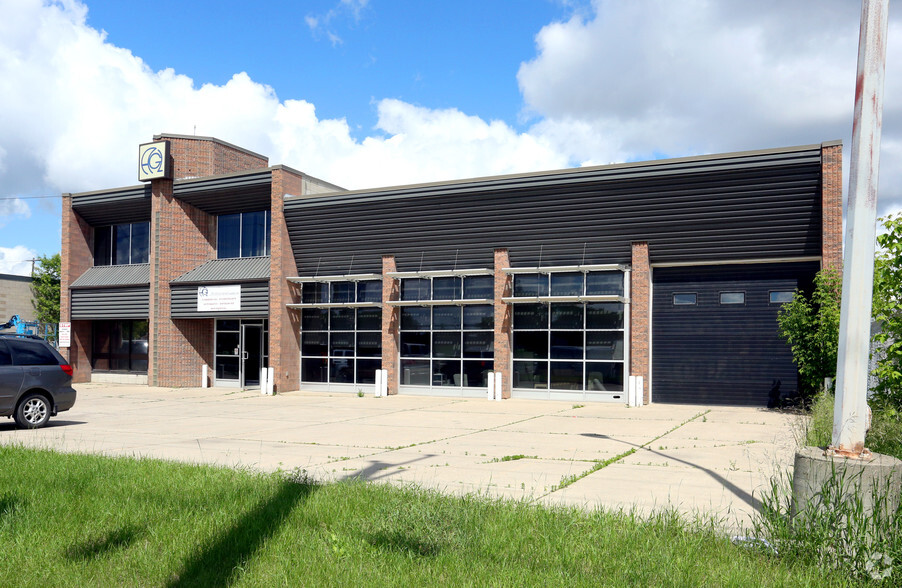 7750 Yellowhead Trl, Edmonton, AB à louer - Photo de l’immeuble – Image 2 sur 4