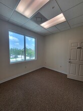 3333 Renaissance Blvd, Bonita Springs, FL à louer Photo de l’immeuble– Image 2 sur 3
