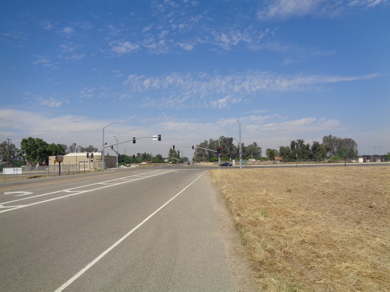 7212 E Kings Canyon Rd, Fresno, CA à louer - Photo principale – Image 3 sur 13