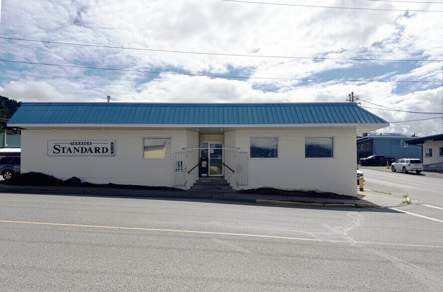 3210 Clinton St, Terrace, BC à vendre - Photo de l’immeuble – Image 1 sur 7