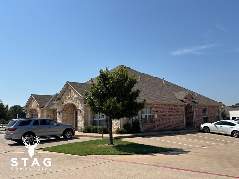 1212 Bent Oaks Ct, Denton, TX à vendre - Photo de l’immeuble – Image 2 sur 8