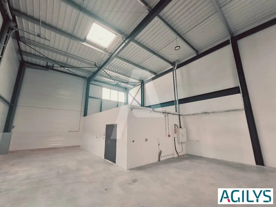 Local d’activités dans Savigny-le-Temple à louer Photo de l’immeuble– Image 1 sur 10