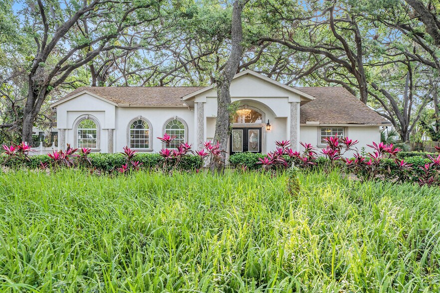 329 Pauls Dr, Brandon, FL à vendre - Photo de l’immeuble – Image 1 sur 26