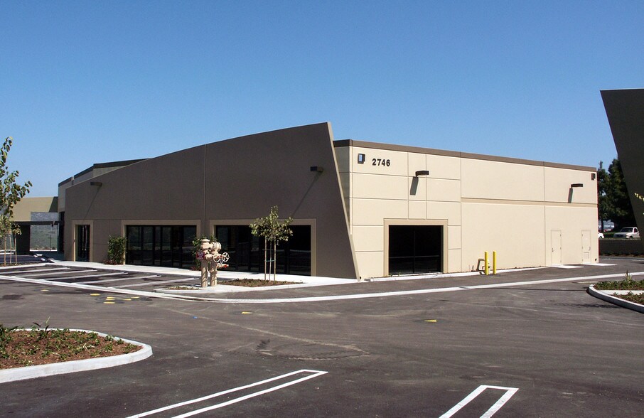 2746 Loker Ave W, Carlsbad, CA à louer - Photo de l’immeuble – Image 2 sur 6