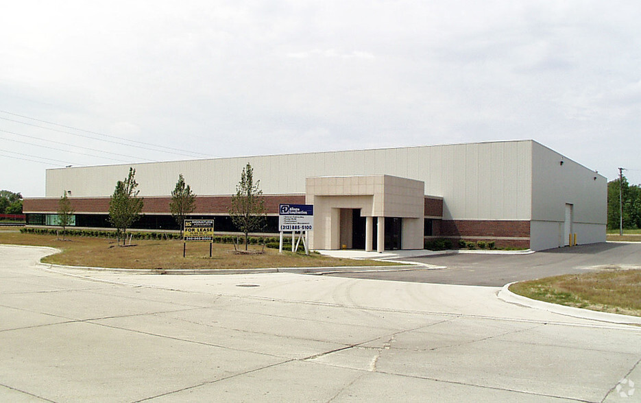 7021 Sterling Ponds Ct, Sterling Heights, MI à louer - Photo de l’immeuble – Image 2 sur 6