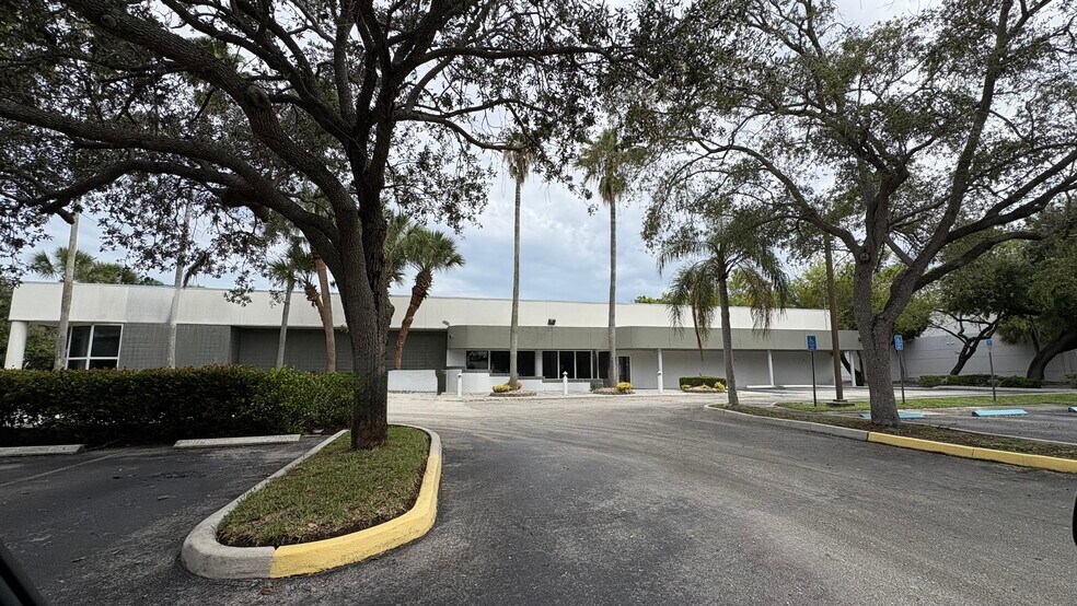 14001 NW 4th St, Sunrise, FL à louer - Photo de l’immeuble – Image 2 sur 12