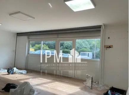 Local d’activités dans Gémenos à louer - Photo de l’immeuble – Image 2 sur 5