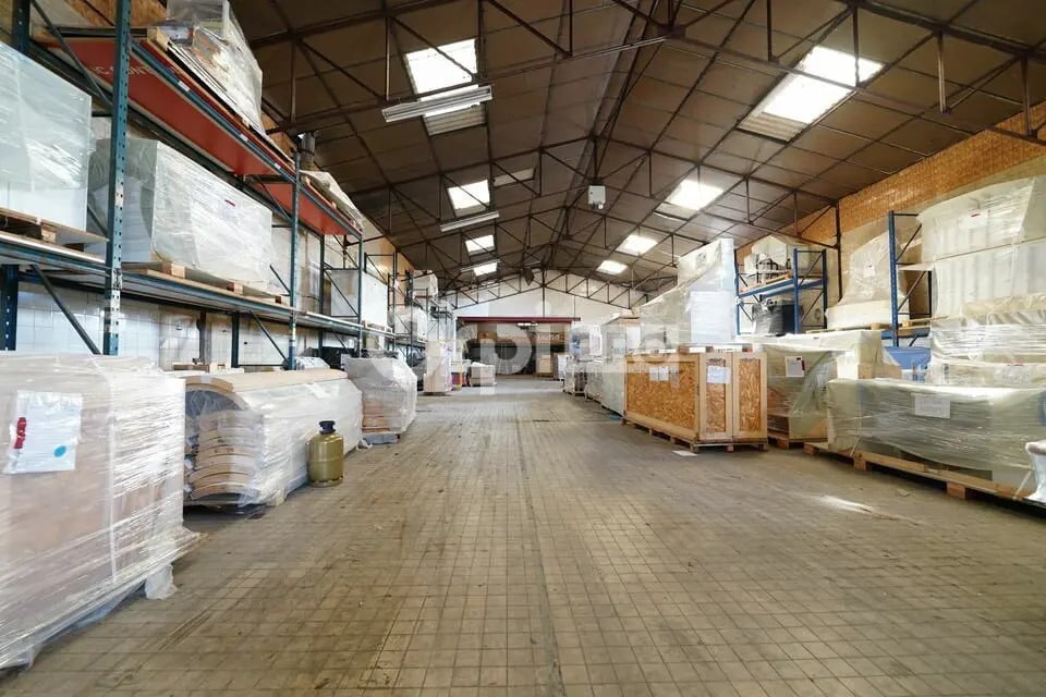 Local d'activités dans Saint-Bonnet-de-Mure à vendre Photo intérieure– Image 1 sur 12