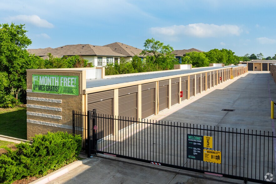 1040 W Sublett Rd, Arlington, TX à louer - Photo de l’immeuble – Image 3 sur 4
