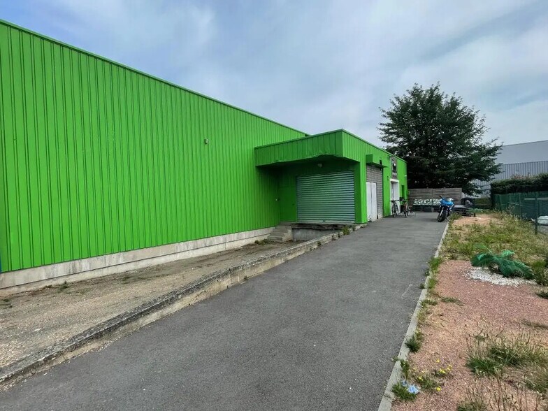 Local d’activités dans Val-de-Reuil à louer - Photo de l’immeuble – Image 1 sur 5
