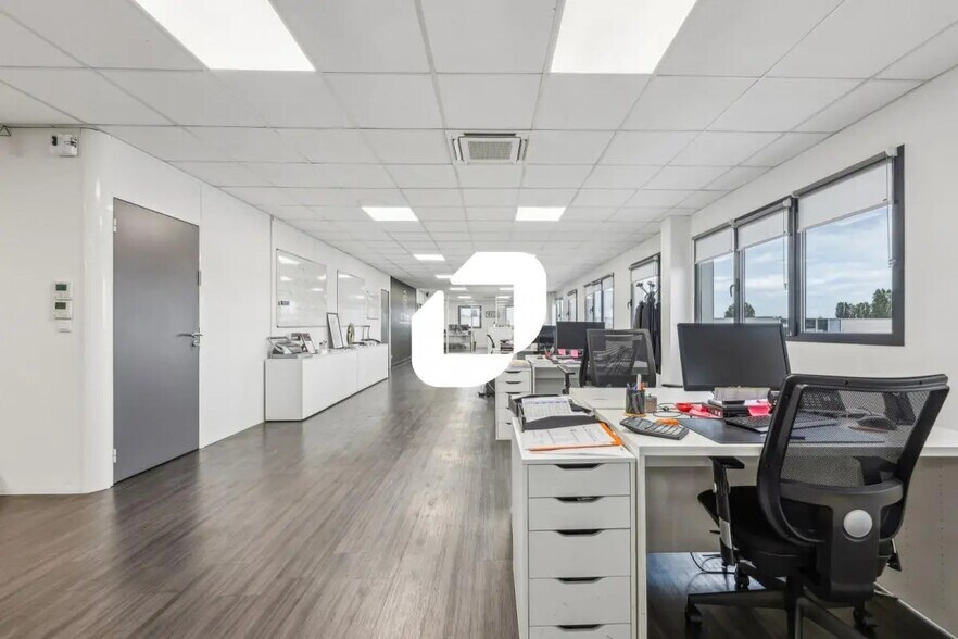Bureau dans Neuilly-Plaisance à vendre - Photo de l’immeuble – Image 2 sur 13