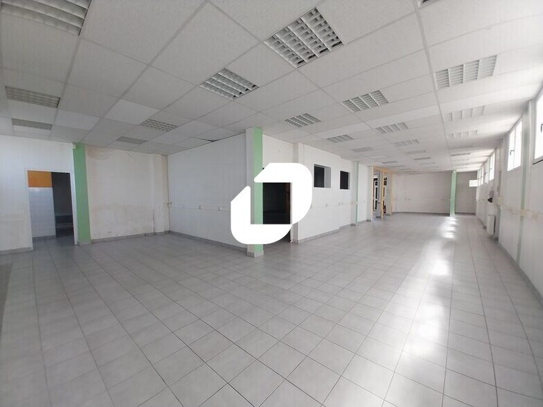 Bureau dans Le Mesnil-Saint-Denis à vendre - Photo intérieure – Image 3 sur 12