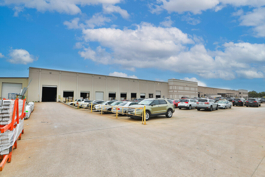 5525 Brittmoore Rd, Houston, TX à louer - Photo de l’immeuble – Image 3 sur 15
