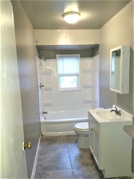 301 S Ottawa St, Joliet, IL à louer - Photo de l’immeuble – Image 3 sur 25